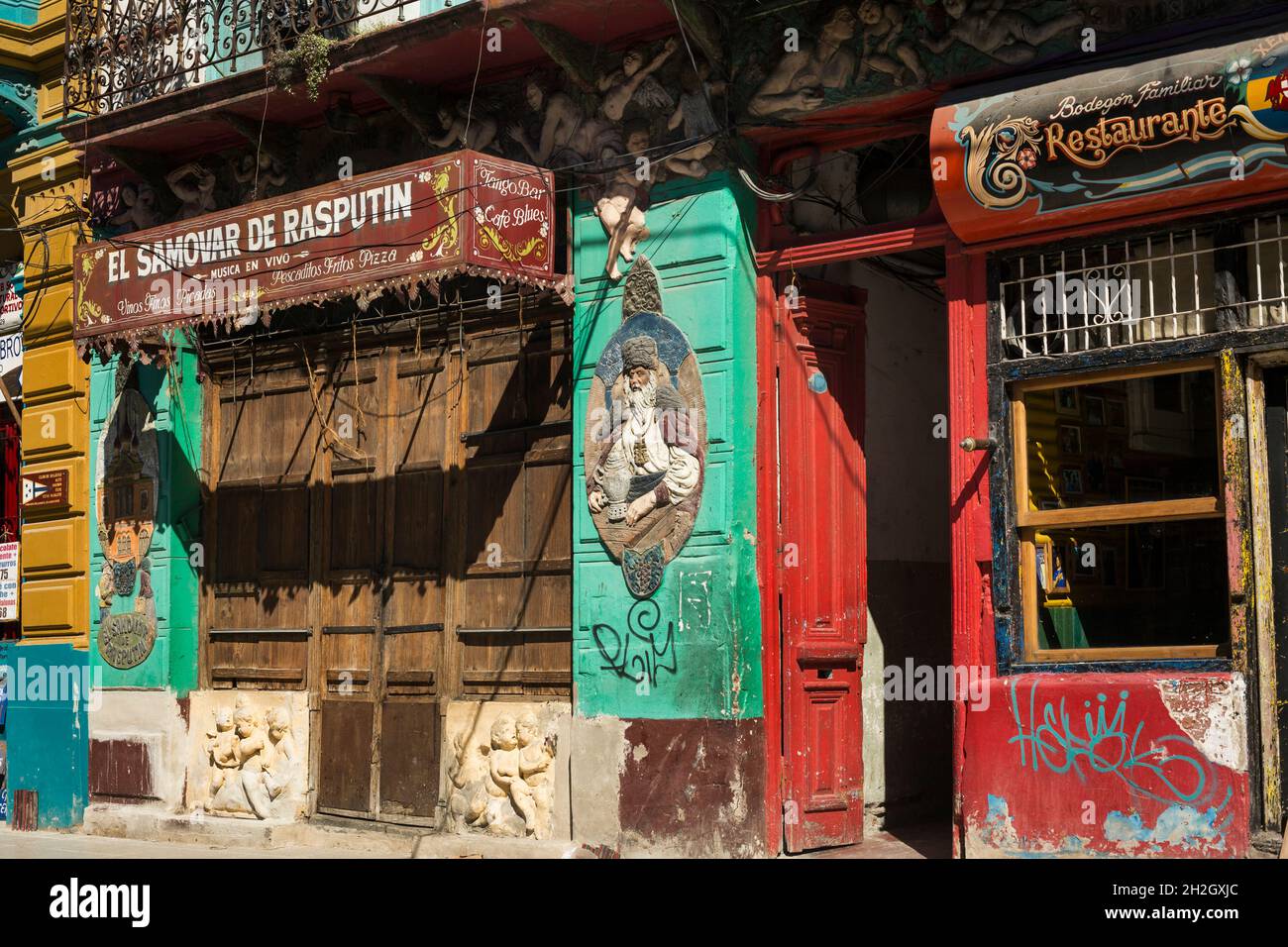 Vista horizontal exterior de dos antiguos restaurantes en el barrio de