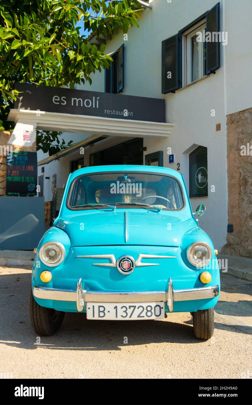 Fiat 600 de color turquesa vintage en las afueras del restaurante Es Moli  en Sant Elm Mallorca Fotografía de stock - Alamy
