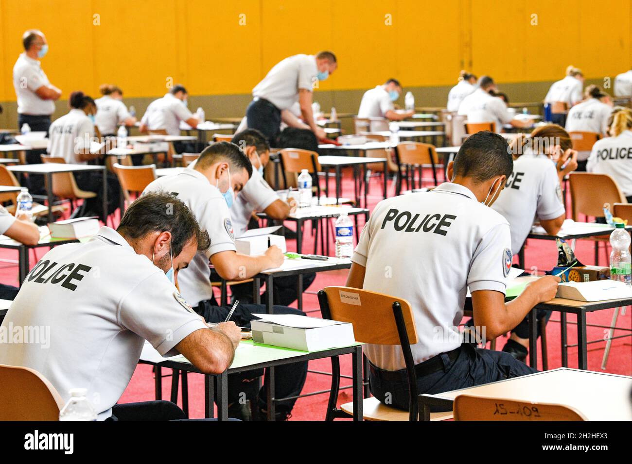 Cursillistas de la Academia de Policía de Oissel que toman un examen teórico (norte de Francia) Foto de stock