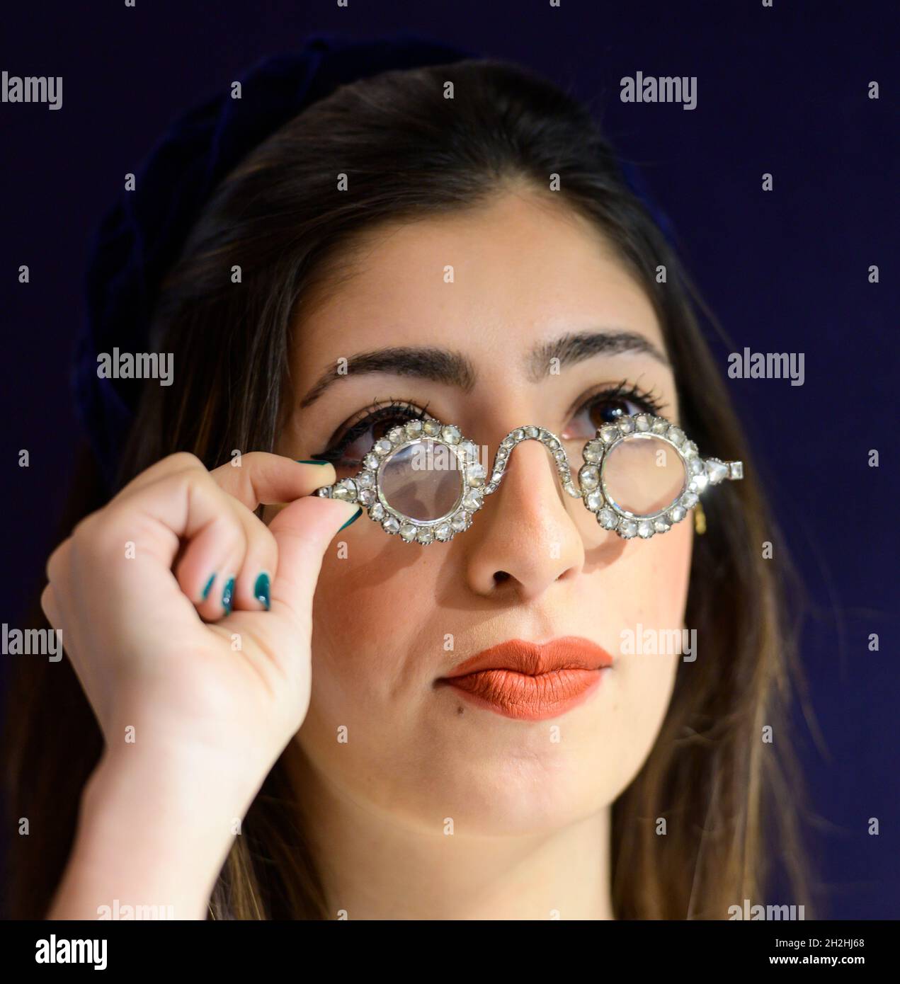 Par de anteojos mogoles engastados con lentes de diamantes fotografías e  imágenes de alta resolución - Alamy