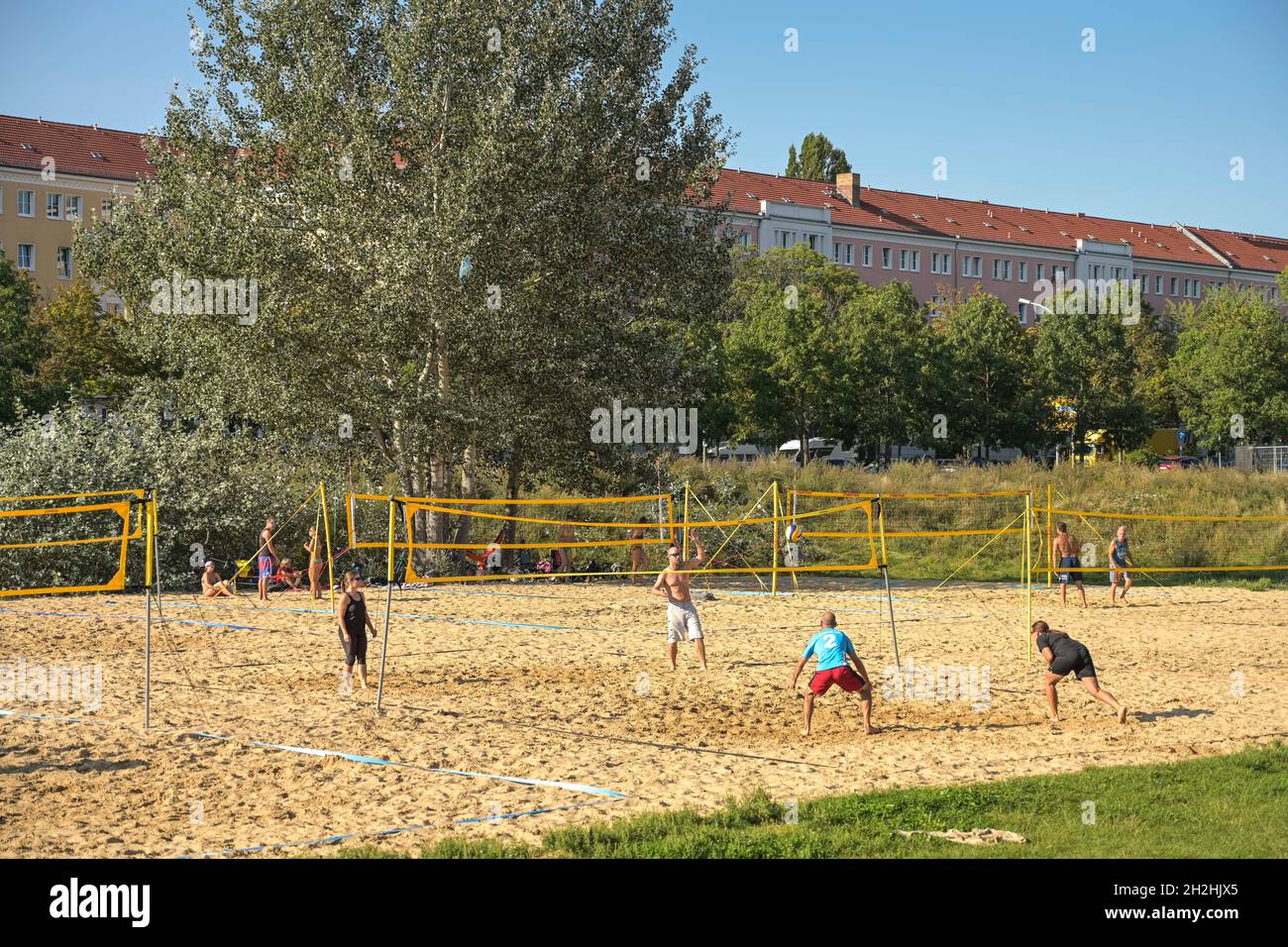 Voleibol playero-Plätze, Volkspark Friedrichshain, Friedrichshain-Kreuzberg, Berlín, Alemania Foto de stock