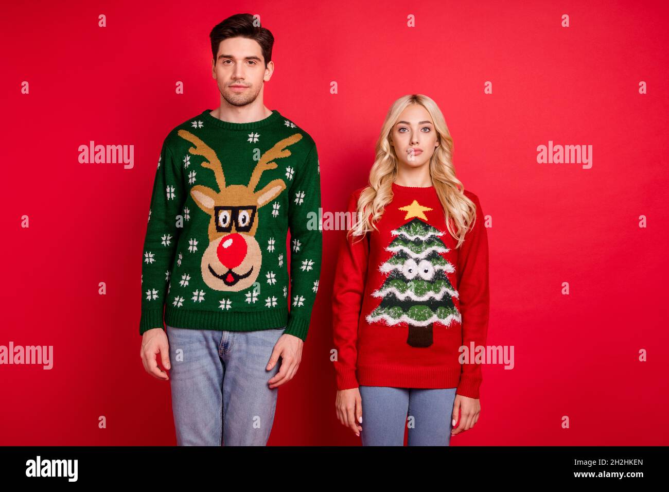Foto de pareja de Navidad pareja novio novia vestir feo ornamento suéter  aislado color rojo fondo Fotografía de stock - Alamy