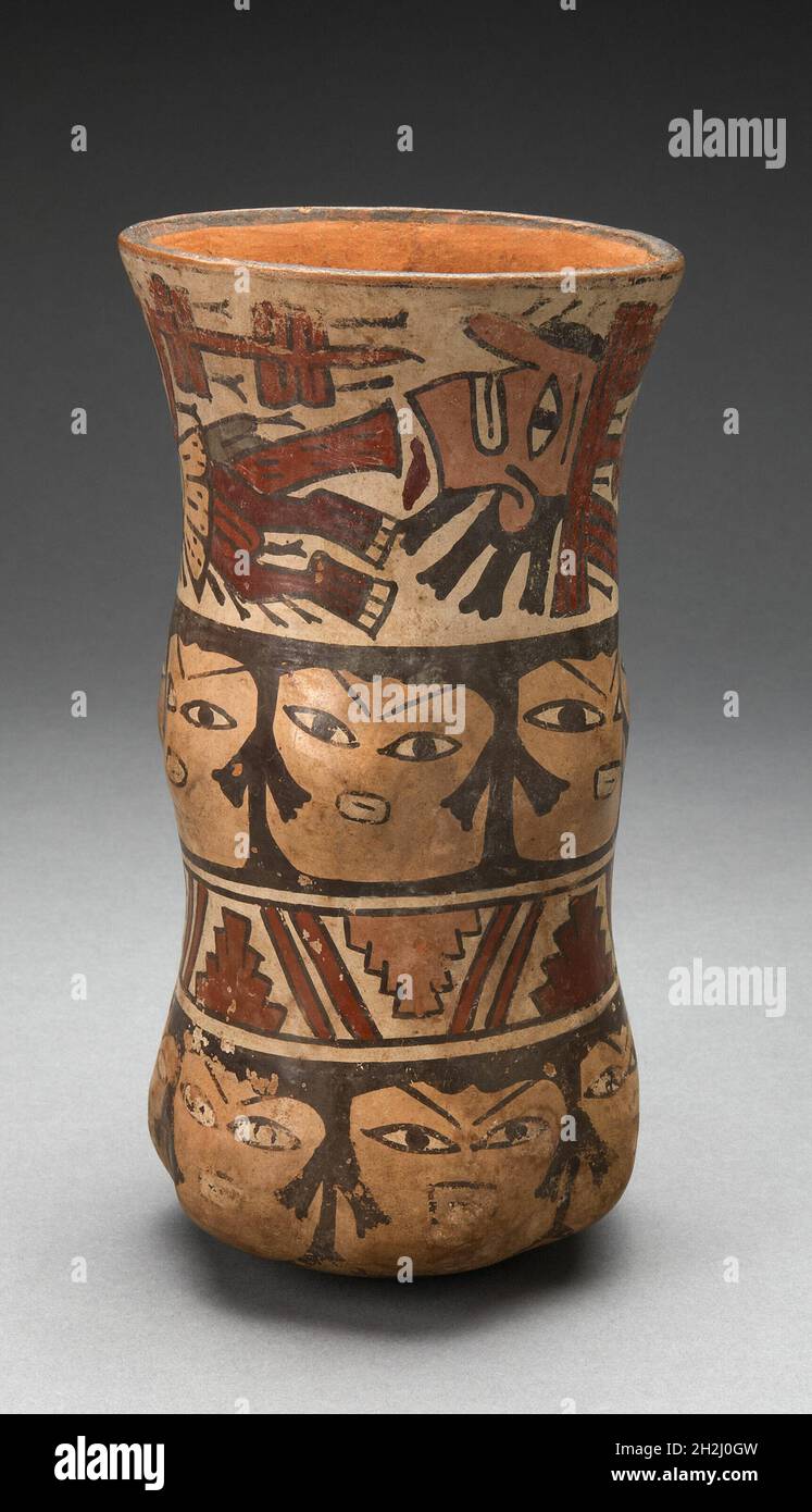 Curving Beaker con Filas de Caras Humanas Abstractas y Sacrificio, 180 a.C./d.C. 500. Foto de stock