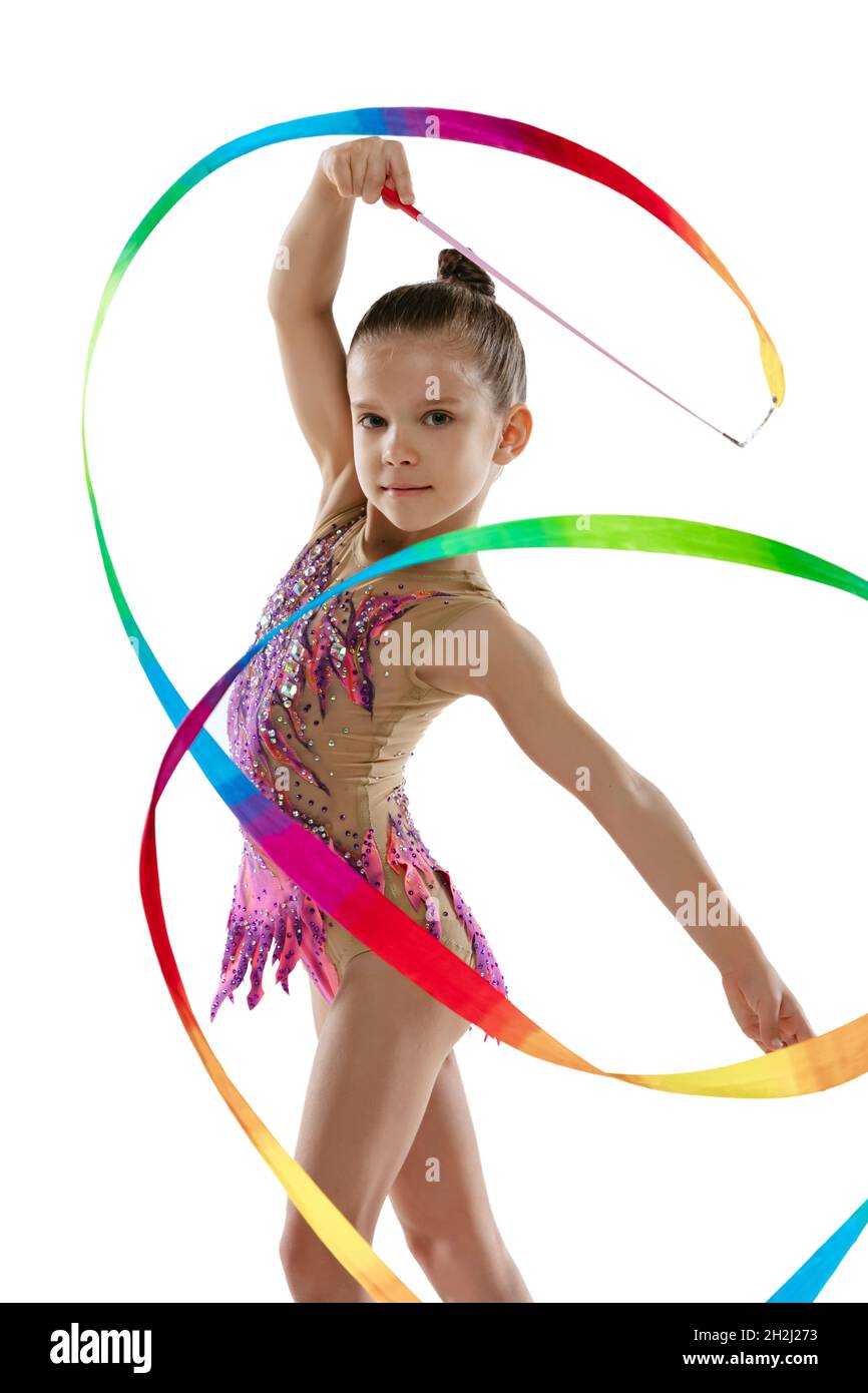Retrato completo de niña pequeña, entrenamiento profesional de gimnasta  rítmica, con cinta de colores aislados sobre fondo blanco Fotografía de  stock - Alamy