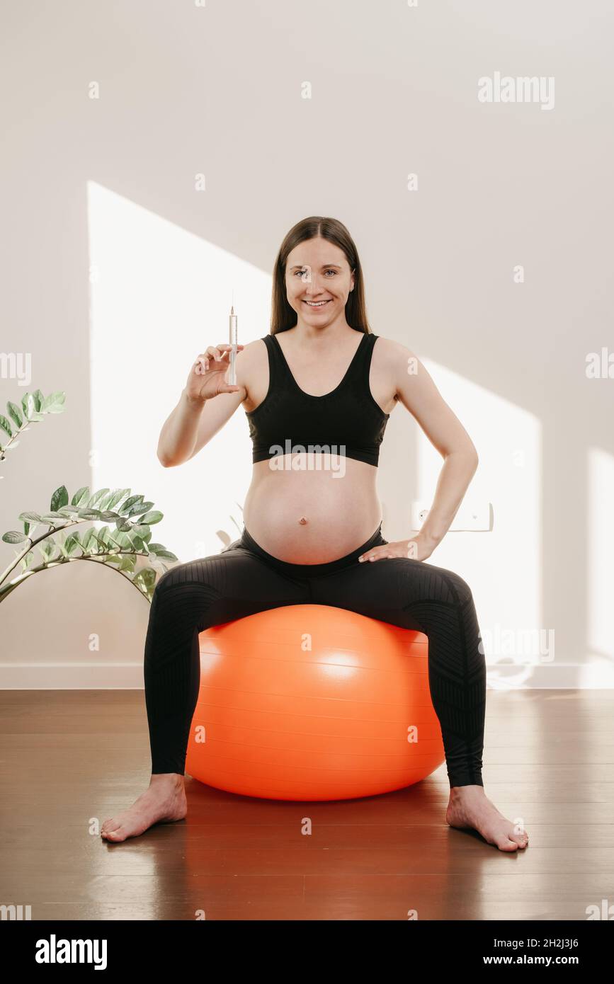 Embarazada pelota fotografías e imágenes de alta resolución - Alamy