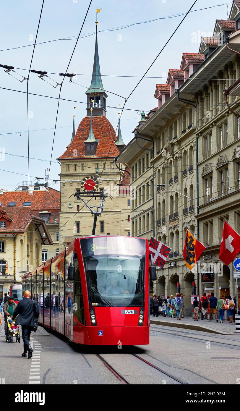 Tranvías rojos tradicionales en las calles de Berna, Suiza Foto de stock