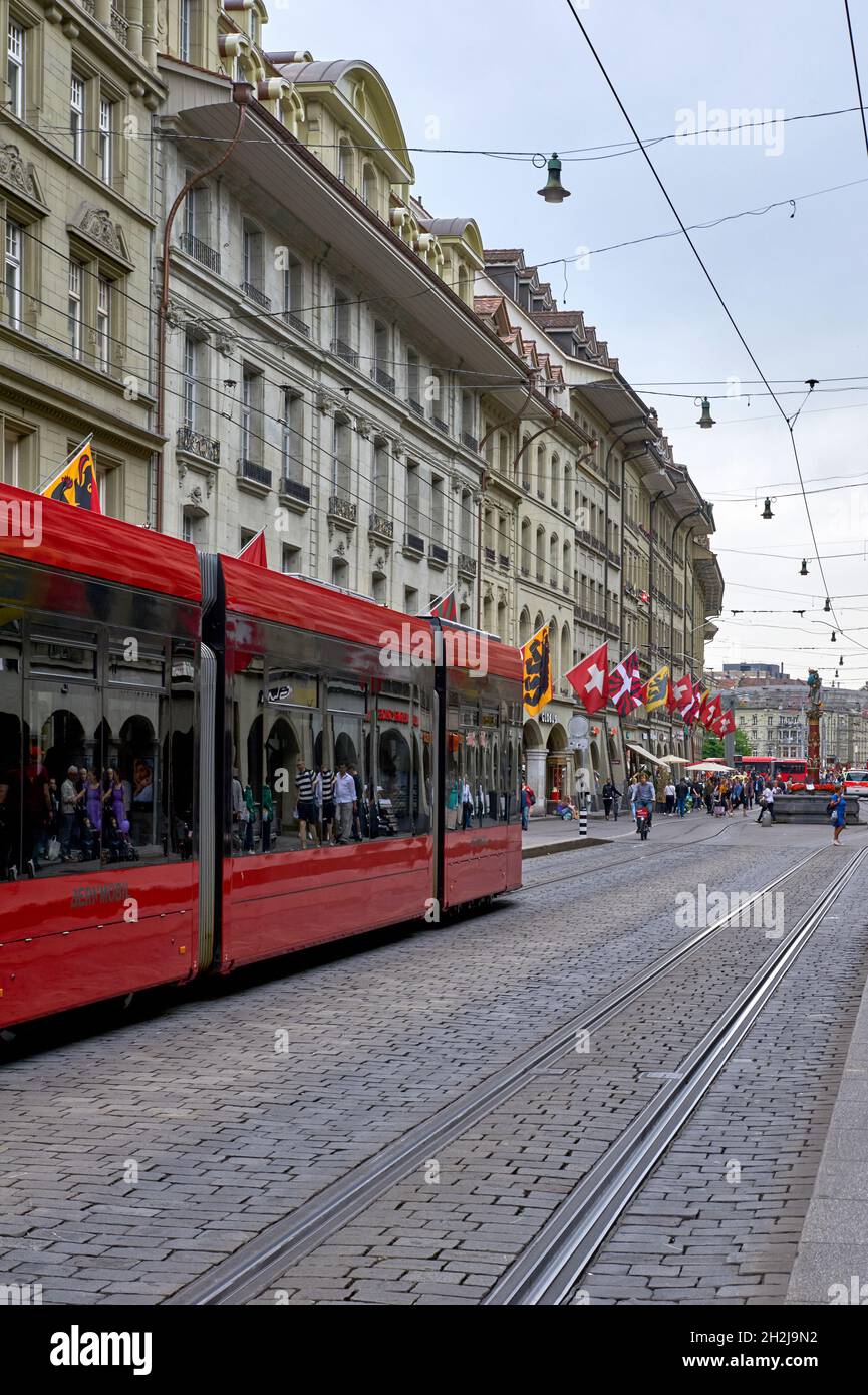 Tranvías rojos tradicionales en las calles de Berna, Suiza Foto de stock