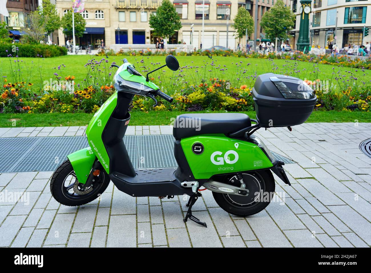 Movilidad compartida: Un e-ciclomotor 'GO Sharing' aparcado en el centro de Düsseldorf, Alemania. GO Sharing es una empresa holandesa. Foto de stock
