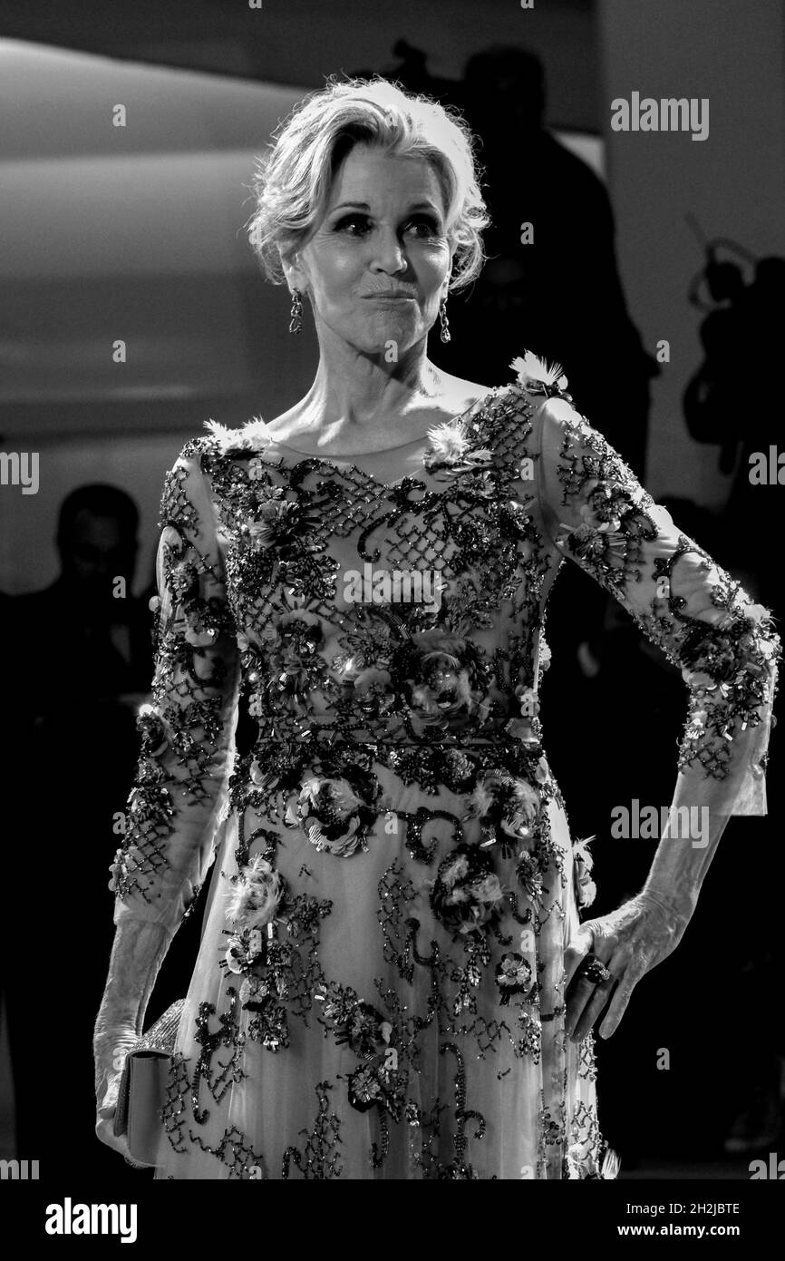 Jane Fonda camina por la alfombra roja por delante de la proyección 'Nuestras almas por la noche' durante el Festival de Cine de Venecia 74th. Venecia, Italia, 01 de septiembre de 2017. ( Foto de stock