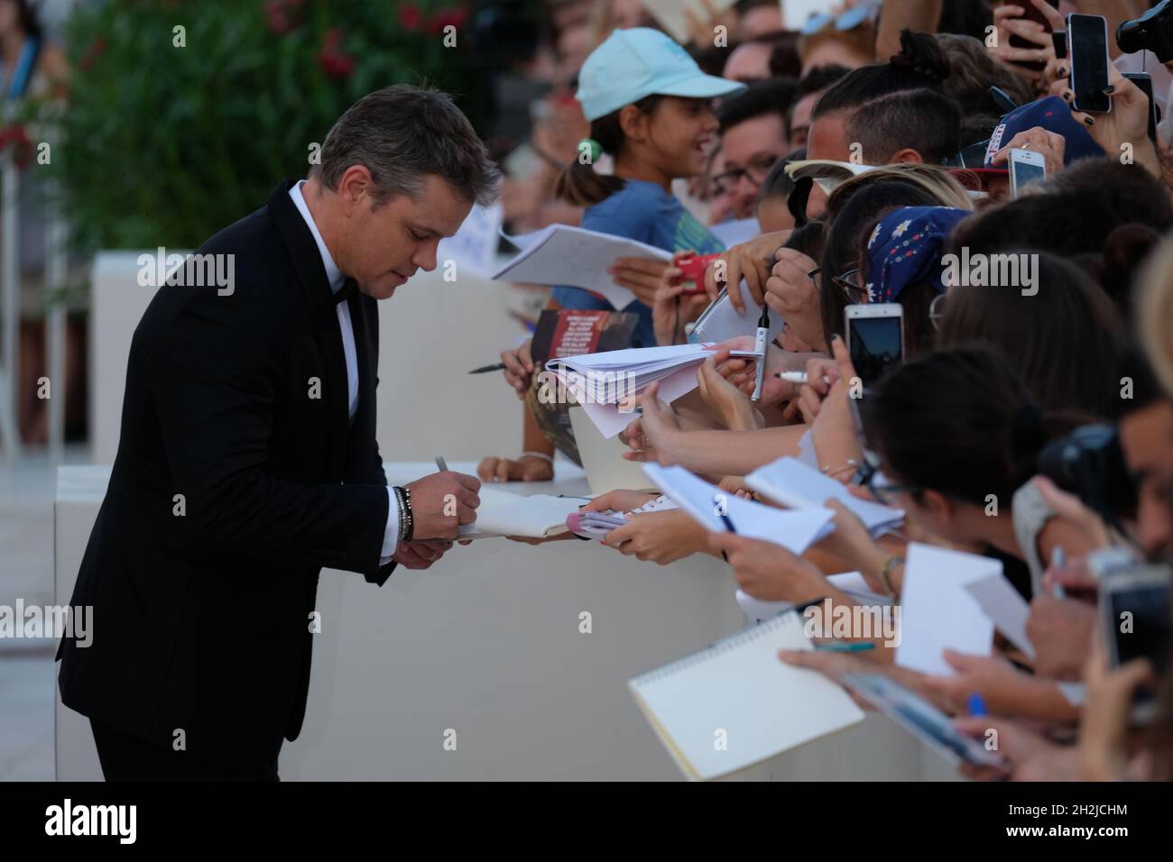El actor Matt Damon firma autógrafos durante una alfombra roja para la película 'downsizing' en el Festival de Cine de Venecia 74th en Venecia, Italia 30 de agosto de 2017. Foto de stock