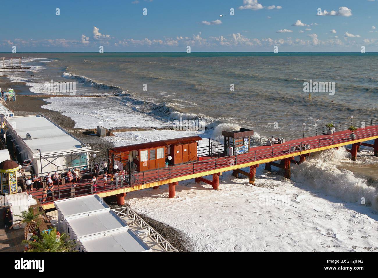 Adler, Sochi, Rusia - 04 de septiembre de 2021: Playa de la ciudad, muelle y mar tormentoso Foto de stock