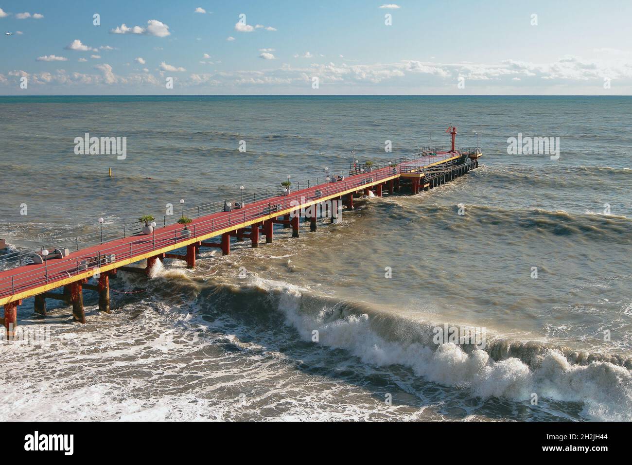 Muelle y olas del mar. Adler, Sochi, Rusia Foto de stock