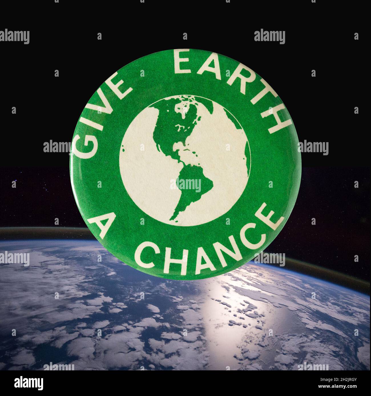Imagen compuesta de un botón del Día Verde de la Tierra 1970 que flota sobre el planeta Tierra Foto de stock