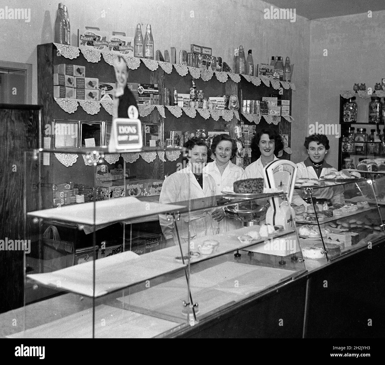 Lyon contador de la tienda de té niñas Gran Bretaña 1950 Foto de stock