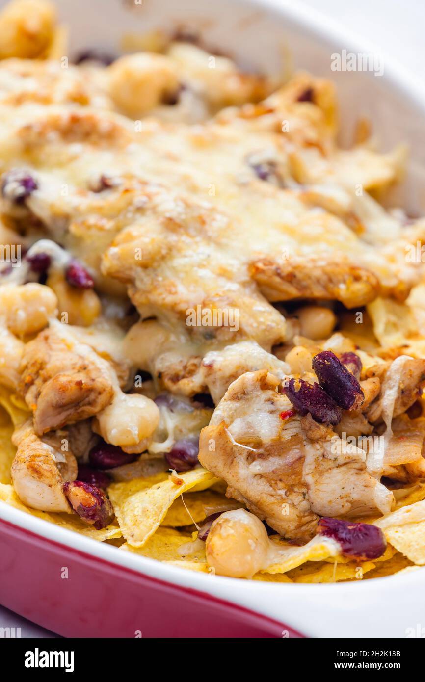 nachos con carne de pollo, frijoles rojos y queso Fotografía de stock -  Alamy