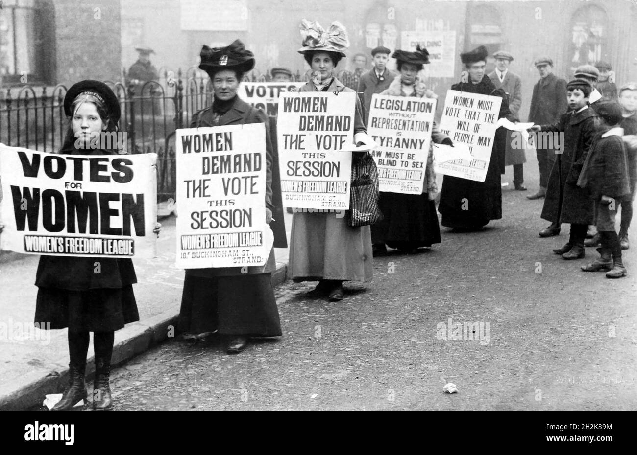 Sufragadillas. Desfile de carteles organizado por la Liga de la Libertad de las Mujeres para promover el mensaje del sufragio, c. 1907 Foto de stock