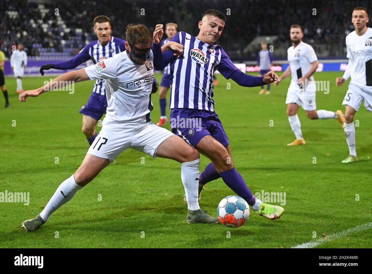 Aue, Alemania. 22nd Oct, 2021. Fútbol: 2. Bundesliga, día 11, FC Erzgebirge Aue - FC Ingolstadt 04 en Erzgebirgsstadion en Aue. Antonio Jonjic (r) de Aue y Michael Heinloth de Ingolstadt luchan por el balón. Crédito: Hendrik Schmidt/dpa-Zentralbild/dpa - NOTA IMPORTANTE: De acuerdo con la normativa de la DFL Deutsche Fußball Liga y/o la DFB Deutscher Fußball-Bund, está prohibido utilizar o utilizar fotografías tomadas en el estadio y/o del partido en forma de imágenes secuenciales y/o series de fotos similares a las de vídeo./dpa/Alamy Live News Foto de stock