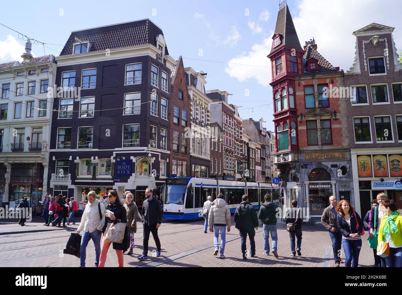 Amsterdam, Países Bajos: Una vista de la concurrida avenida Keizersgracht en un día soleado Foto de stock