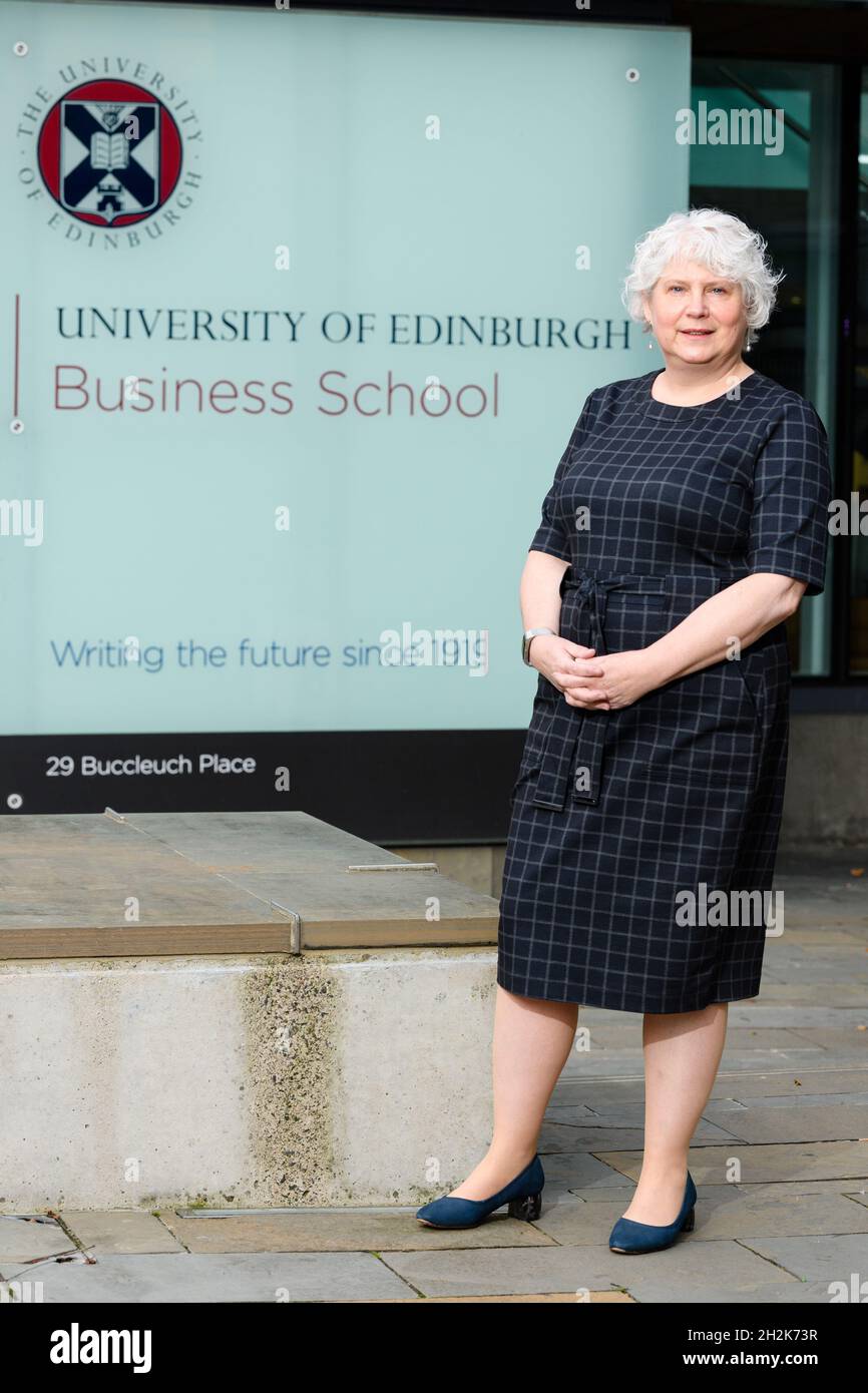 Universidad de Edimburgo, Escuela de Negocios, Prof. Wendy Loretto (Fular Rosa) y Prof. Tina Harrison Foto de stock