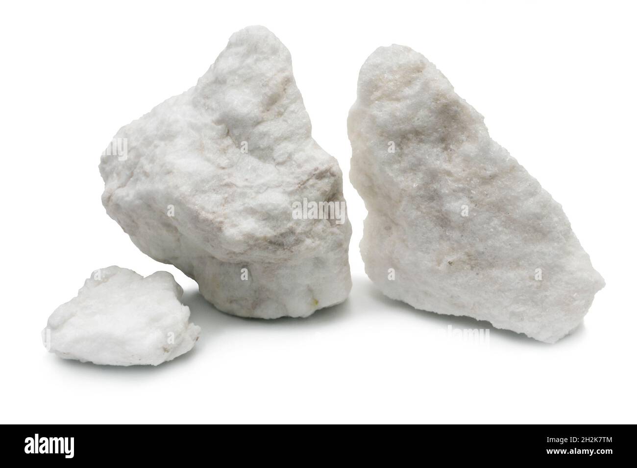 Tres piezas de mineral de yeso. Alabastro. Sobre fondo blanco aislado  Fotografía de stock - Alamy