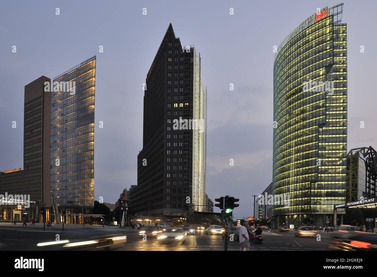 Potsdamer Platz con la torre del Bahn, la torre Kollhoff y la casa debis por Renzo Piano (izquierda), Berlín, Alemania Foto de stock