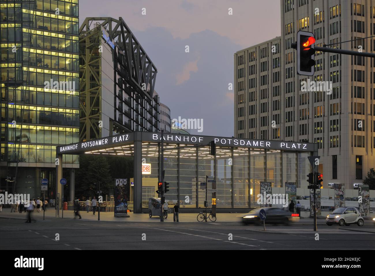 Potsdamer Platz con la torre del Bahn, la torre Kollhoff y la casa debis por Renzo Piano (izquierda), Berlín, Alemania Foto de stock