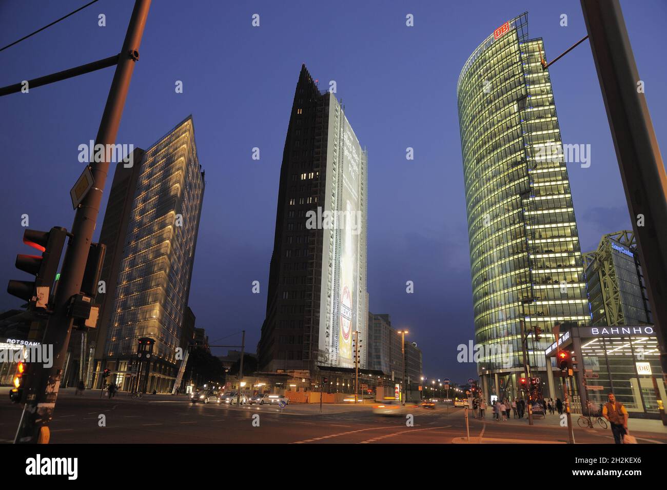 Potsdamer Platz con la torre del Bahn, la torre Kollhoff y la casa debis por Renzo Piano (izquierda), Berlín, Alemania Foto de stock