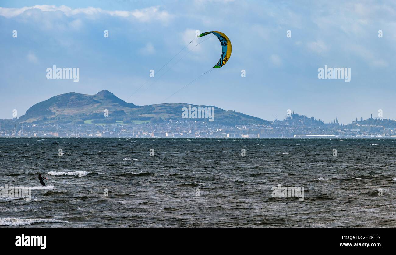 Un día ventoso para los kitesurfistas con un clima alegre en un día soleado en Firth of Forth con vistas a Edimburgo, Longniddry Bents. East Lothian, Escocia, Reino Unido Foto de stock
