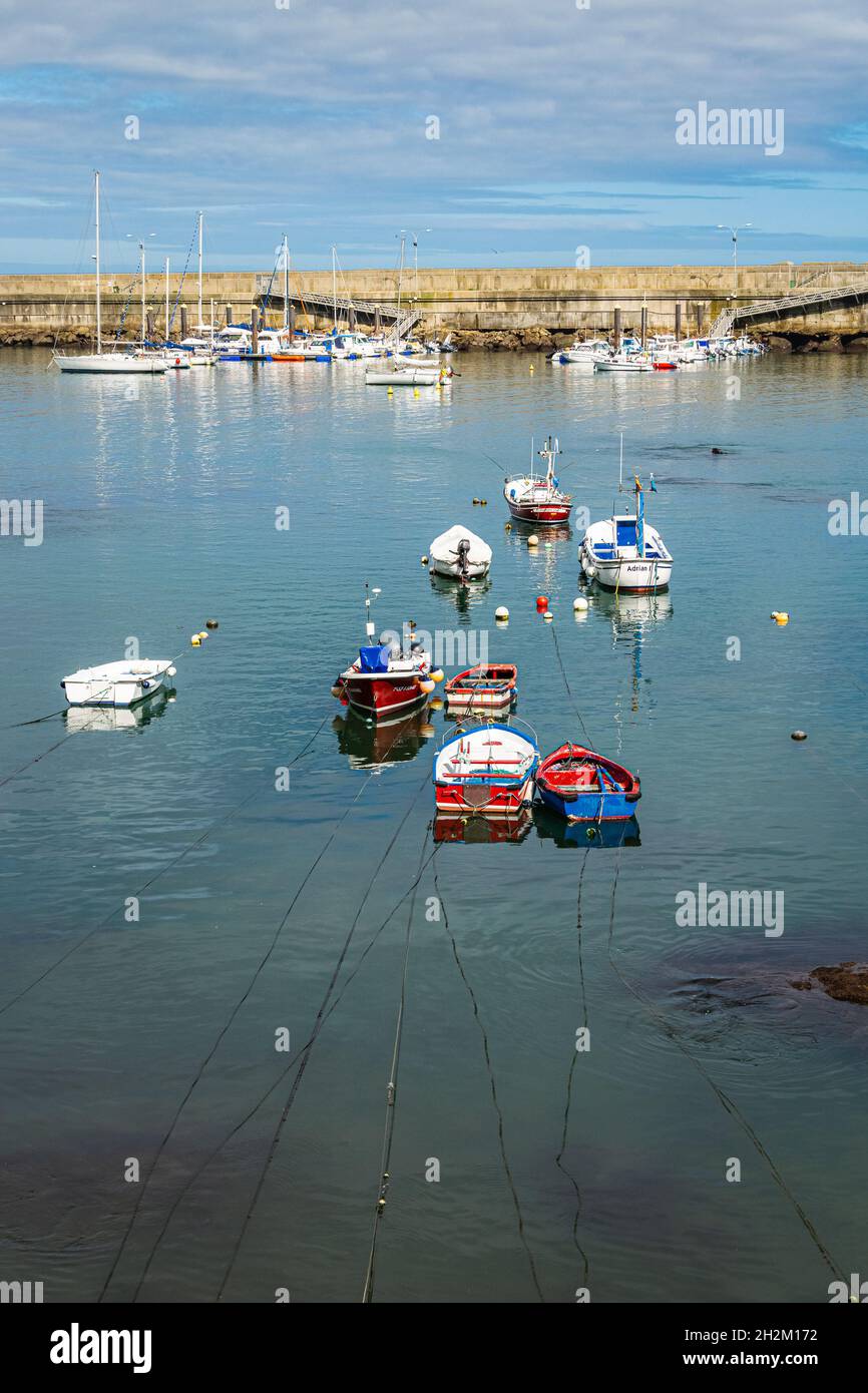 Embarcaciones en el puerto pesquero de cudillero fotografías e imágenes de  alta resolución - Alamy