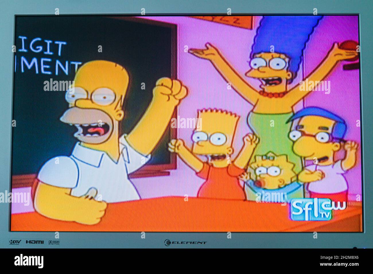 Televisión pantalla plana de televisión pantalla plana monitor HDTV, Los Simpsons animada sitcom caricatura Homer Bart Marge Maggie Milhouse, comedia Foto de stock