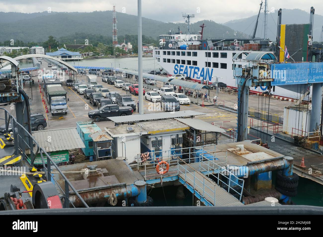 Vehículos cargados en la parte del ferry de Ko Samui, Tailandia Foto de stock