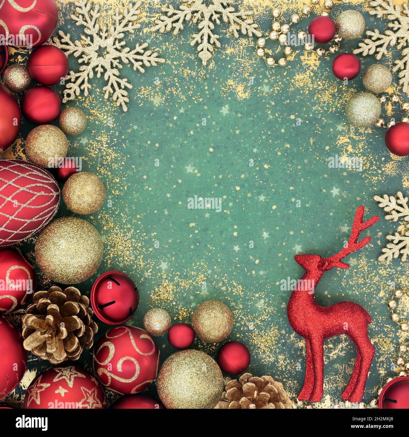 Fondo navideño con decoración de reno, ornamentos de rojo y dorado sobre  grunge verde. Composición abstracta para las fiestas Fotografía de stock -  Alamy