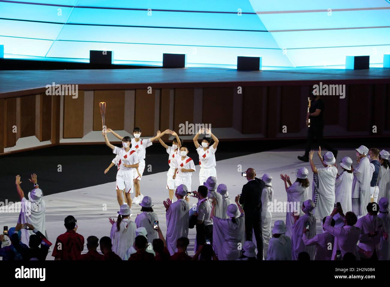 23rd DE JULIO de 2021 - TOKIO, JAPÓN: La llama olímpica es llevada durante la ceremonia de apertura de los Juegos Olímpicos de Tokio 2020 por AOKI Kokona, NAKAZAWA Ren, Foto de stock