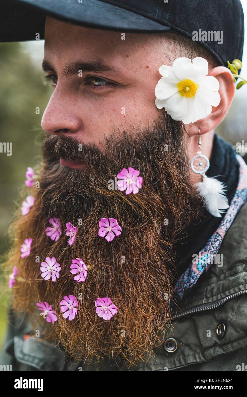 Hombre hipster barbudo con flores Fotografía de stock - Alamy