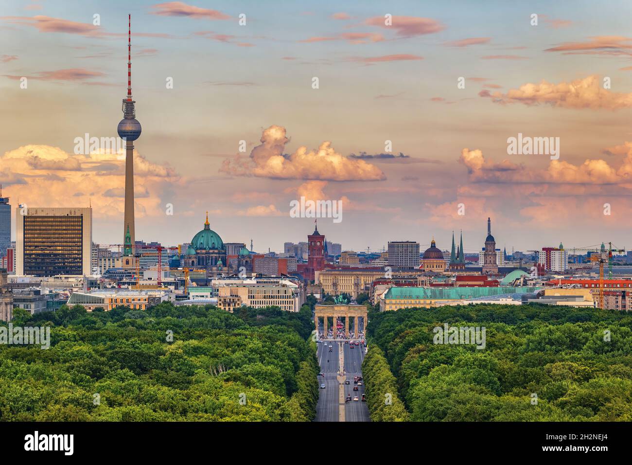 Alemania, Berlín, Vista aérea del parque Tiergarten con el horizonte de la ciudad en el fondo Foto de stock
