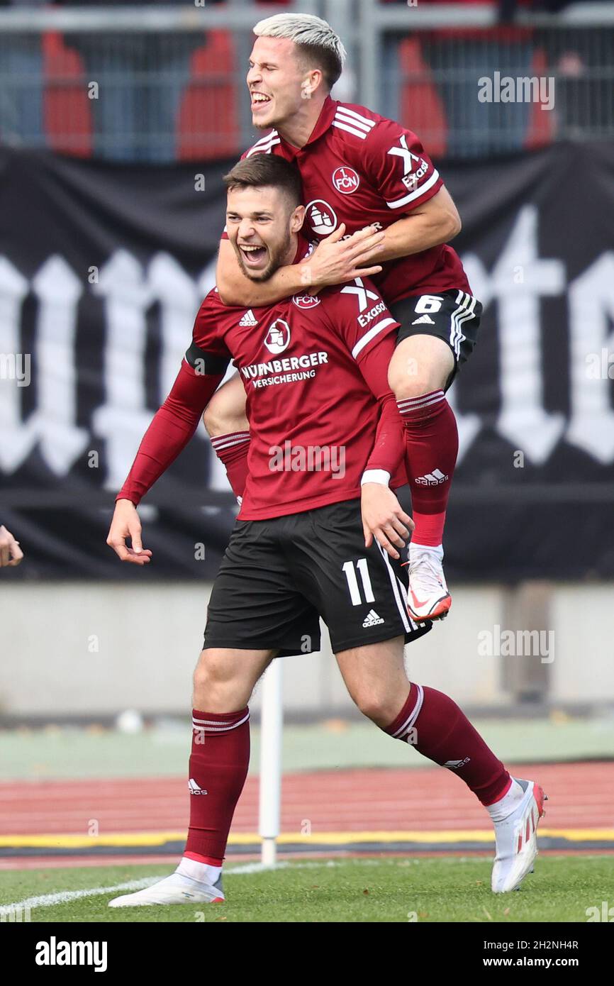 Nuremberg, Alemania. 23rd Oct, 2021. Fútbol: 2nd Bundesliga, 1. FC Nürnberg  - 1. FC Heidenheim, día 11 en el estadio Max Morlock. Mats Erik Shuranov  (l) de Nuremberg celebra con su colega