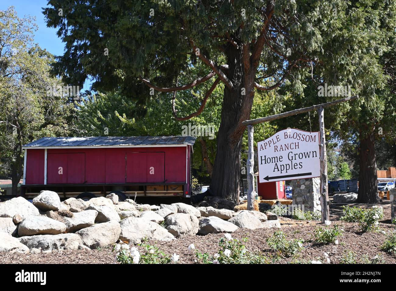 OAK GLEN, CALIFORNIA - 10 OCT 2021: Apple Blossom Ranch hogar de la Sagrada Miel, el Sr. Laws Apple Shed, el Mercantile y Oak Glen Motel. Foto de stock