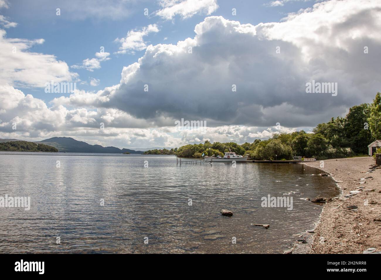 Vista del lago Lomond en Luss, Argyll y Bute, Escocia Foto de stock