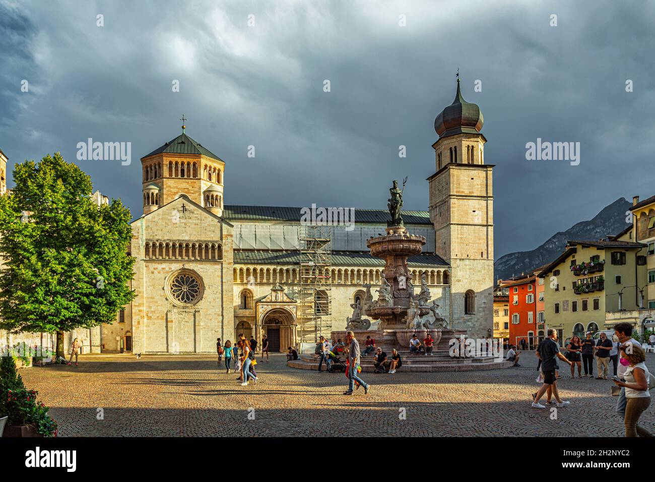 Piazza Duomo con la Catedral de San Vigilio y la fuente de Neptuno. Trento, provincia autónoma de Trento, Trentino-Alto Adige, Italia, Europa Foto de stock
