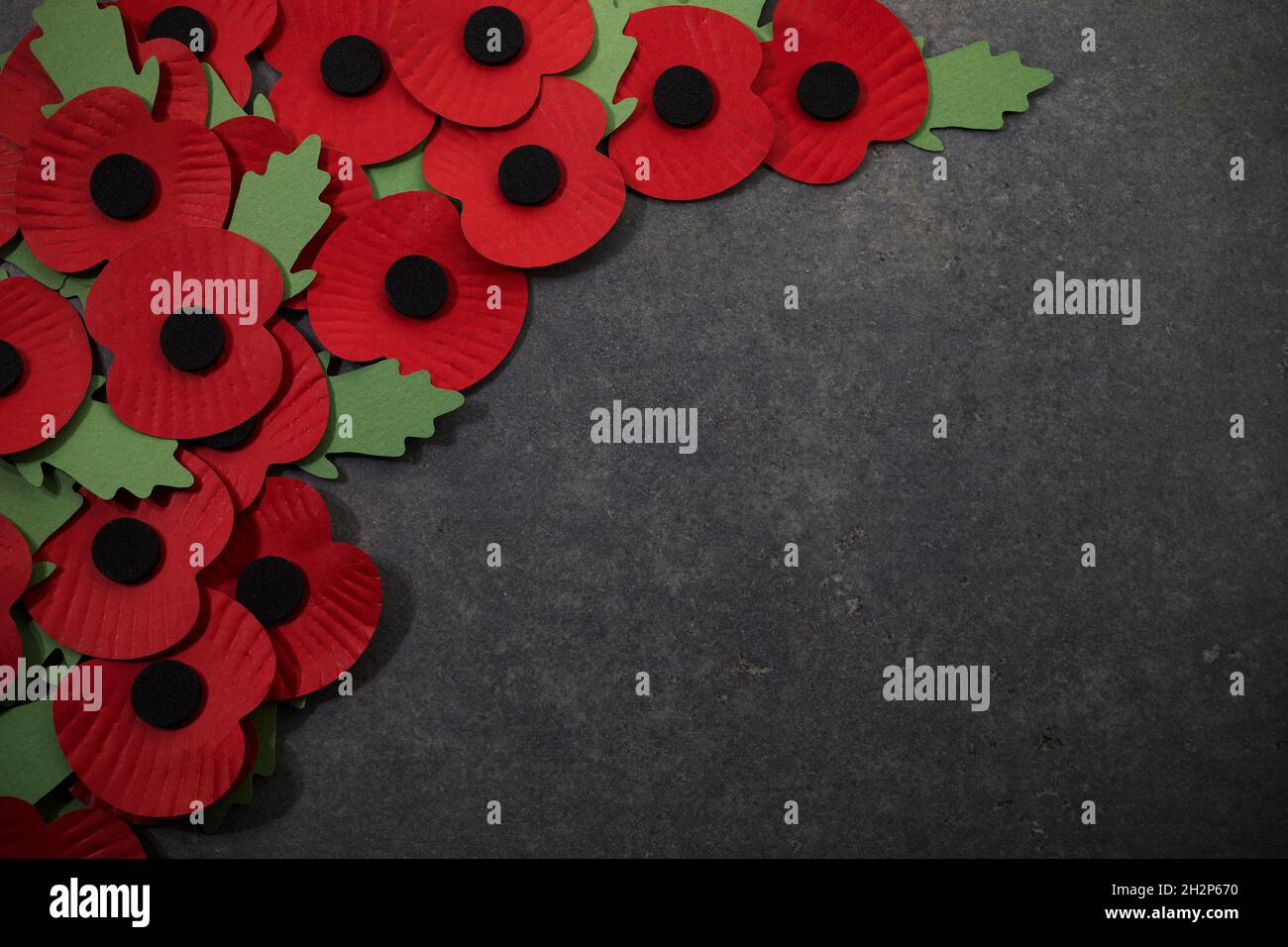 Día del recuerdo de la Guerra Mundial. La amapola roja es un símbolo de  recuerdo para los caídos en la guerra. Amapolas rojas sobre fondo de piedra  oscura Fotografía de stock - Alamy