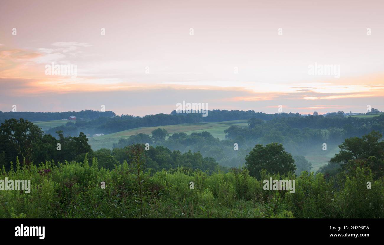 Camino a través del campo con paisaje brumoso en disctancia, Condado de Holmes, Ohio, EE.UU Foto de stock