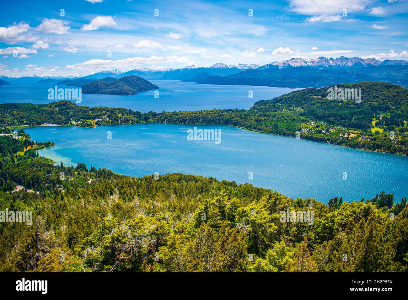 Bariloche, Río Negro, Patagonia Argentina: Vista panorámica del lago, bosques y montañas desde Cerro Campanario. Foto de stock