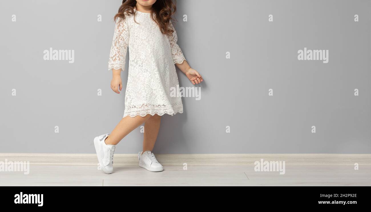 Niña vestido blanco Fotografía de stock - Alamy