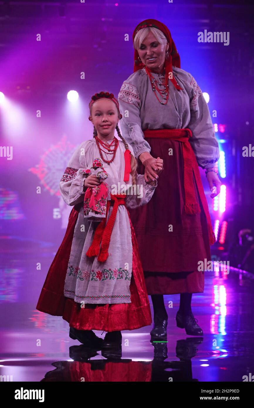 KIEV, UCRANIA - 22 DE OCTUBRE de 2021 - Una mujer y una niña demuestran  ropa tradicional ucraniana durante la Semana de la Moda Junior en el  internado de Kiev Fotografía de stock - Alamy