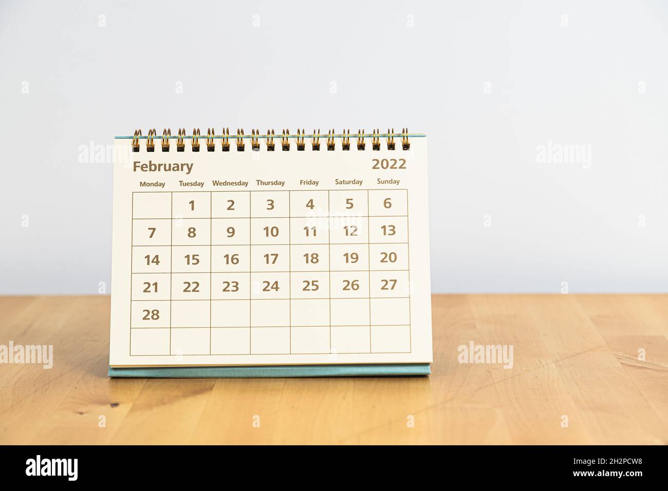 Calendario del 2022 de febrero sobre una mesa de madera Foto de stock