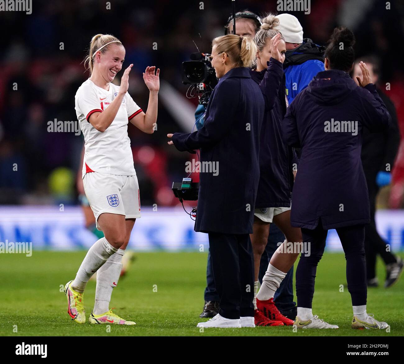 Beth Mead, de Inglaterra, celebra con su manager Sarina Wiegman el partido de clasificación de