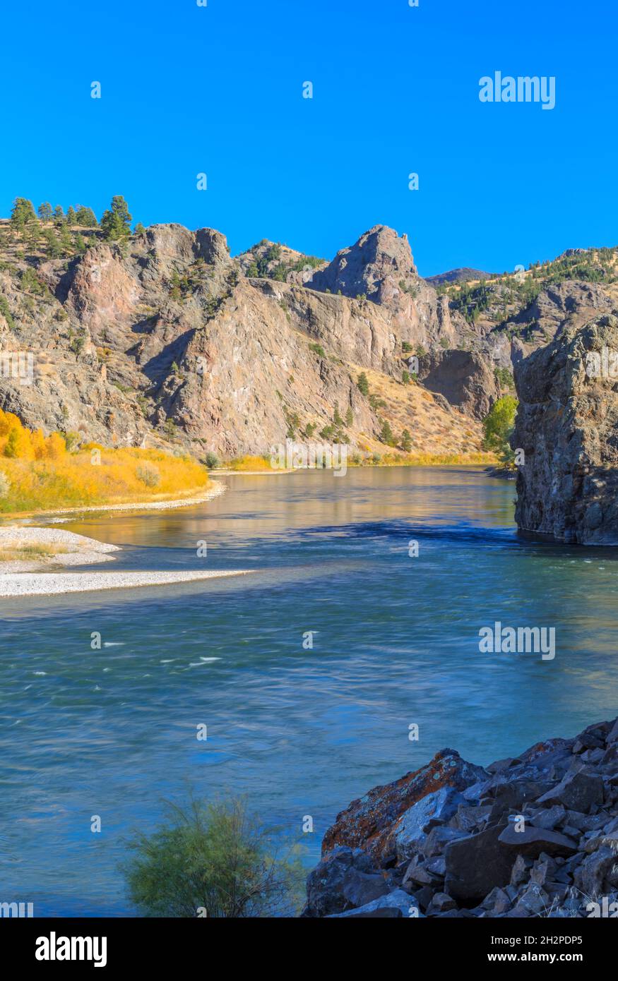 colores otoñales y acantilados a lo largo del río missouri cerca de dearborn, montana Foto de stock