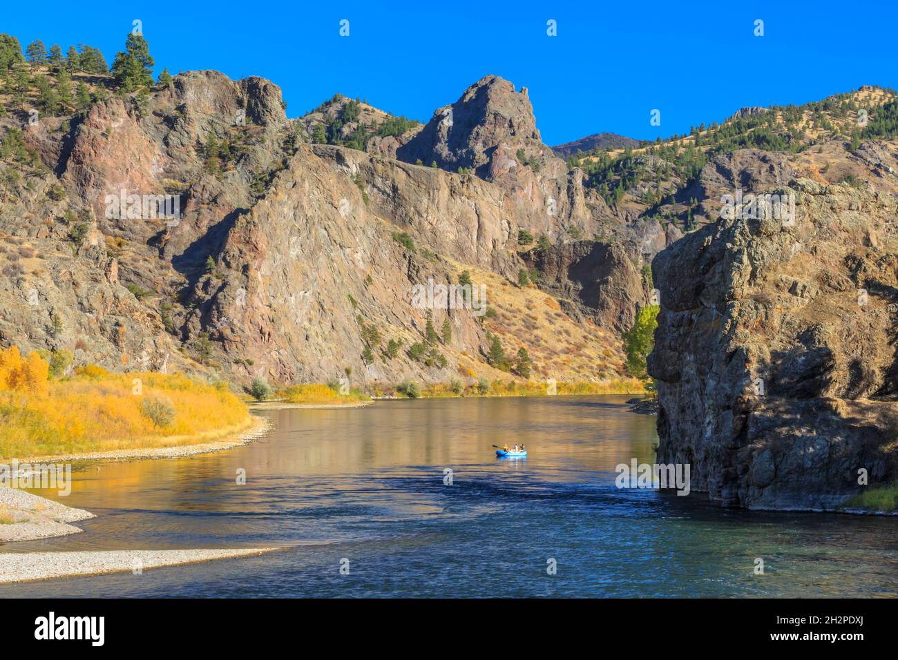 flotadores en otoño pasando acantilados sobre el río missouri cerca de dearborn, montana Foto de stock