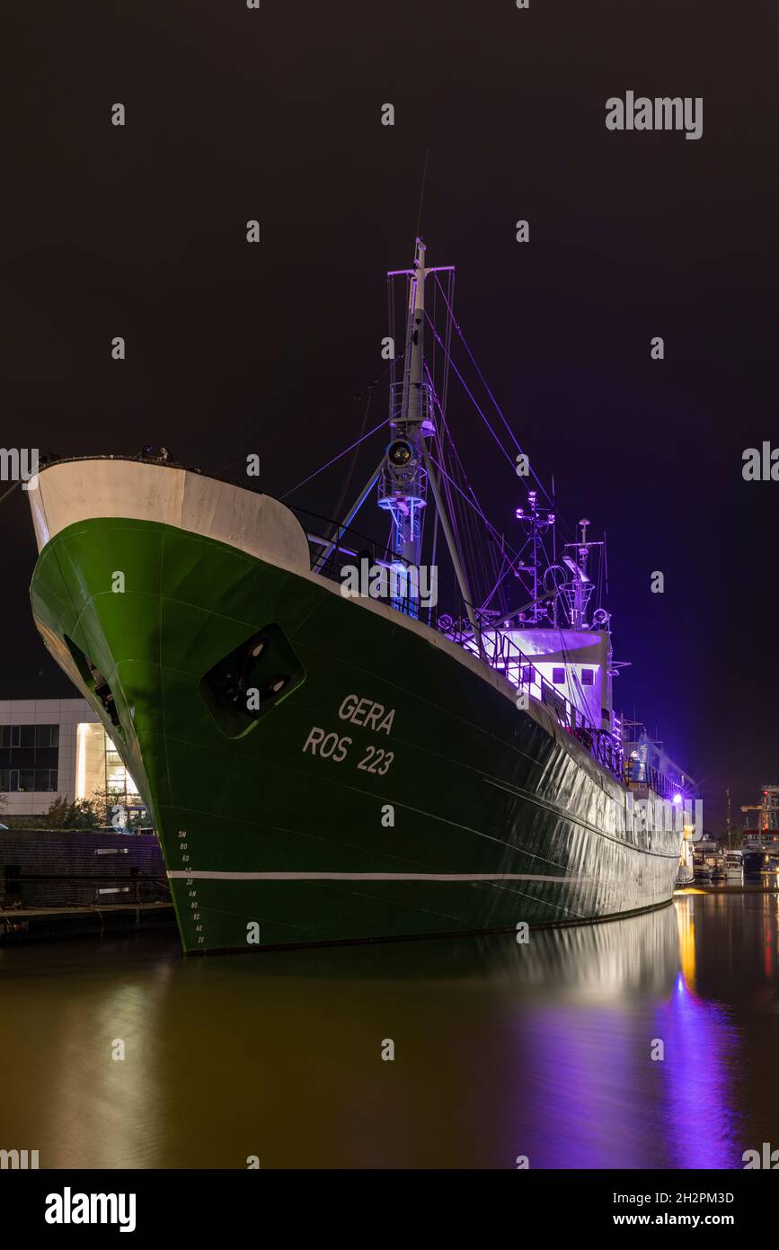 El barco museo FMS Gera atracó e iluminó en la ciudad de Bremerhaven, en el norte de Alemania Foto de stock