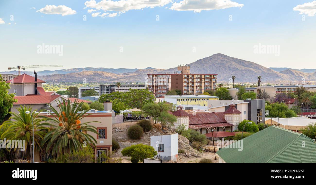 Panorama de los suburbios de la ciudad de Windhoek y montañas al fondo, Windhoek, Namibia Foto de stock